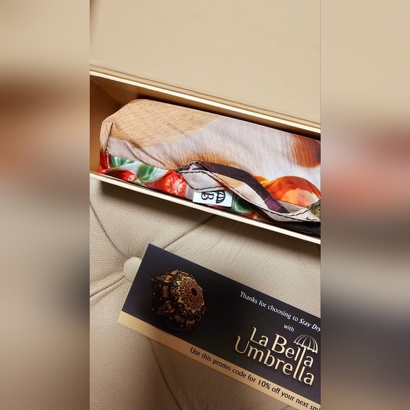 La Bella Umbrella Rome Colliseum Pizza Quality Rain Gift Box - Picture 8 of 10